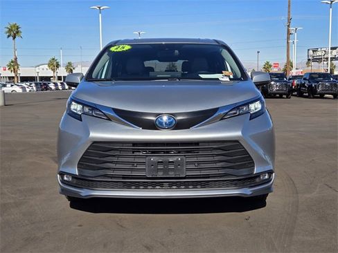 Used 2025 Toyota Sienna XLE image 8