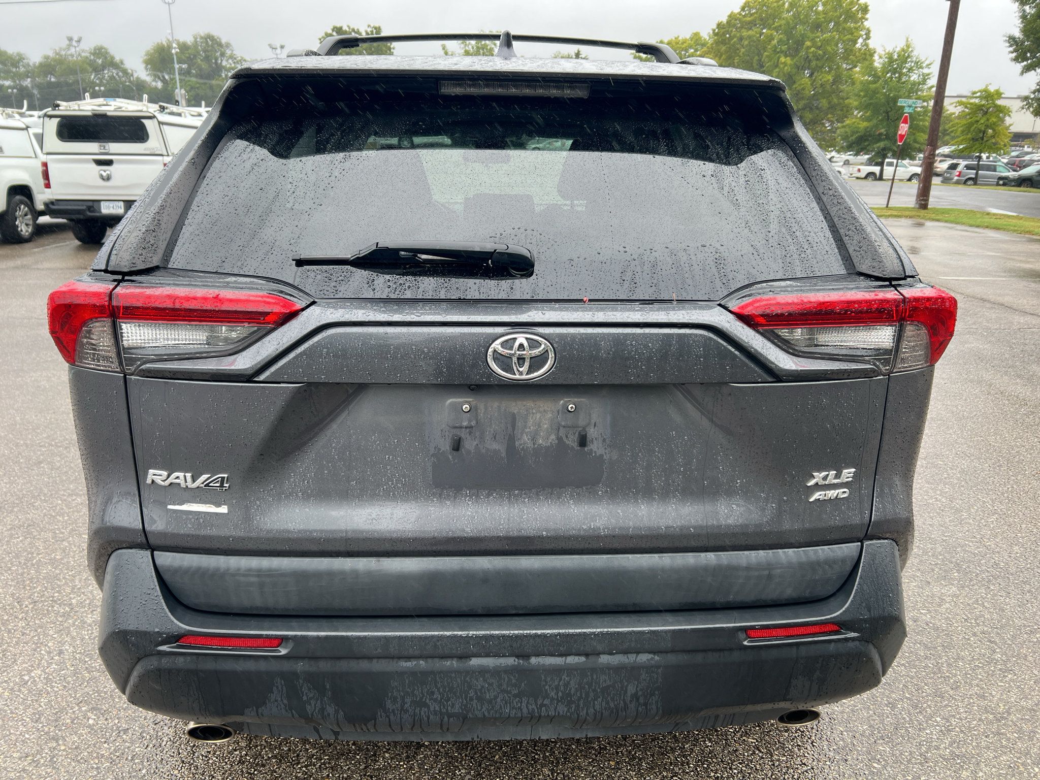 Used 2021 Toyota RAV4 XLE w/ Convenience Package AWD/4WD image 4