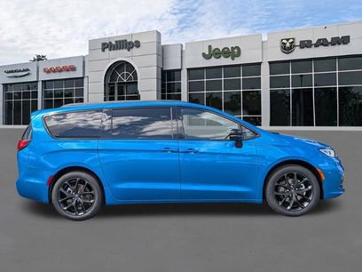 New 2026 Chrysler Pacifica Limited w/ S Appearance Package