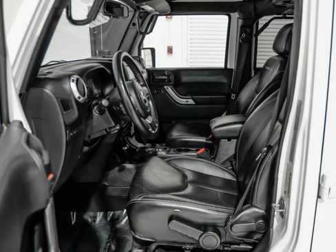 Used 2015 Jeep Wrangler Unlimited Rubicon w/ Connectivity Group AWD/4WD image 18