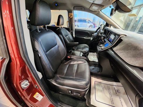 Used 2018 Toyota Sienna SE FWD image 23