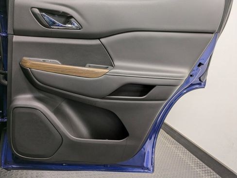 Used 2023 GMC Acadia SLE w/ Driver Convenience Package image 24