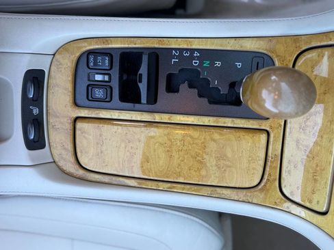 Used 2004 Lexus SC 430 Convertible image 16