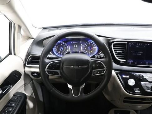 Used 2023 Chrysler Pacifica Touring-L FWD image 13