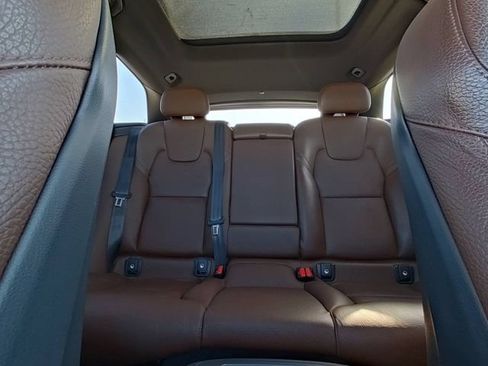 Used 2022 Volvo XC60 B5 Momentum w/ Protection Package Premier FWD image 27