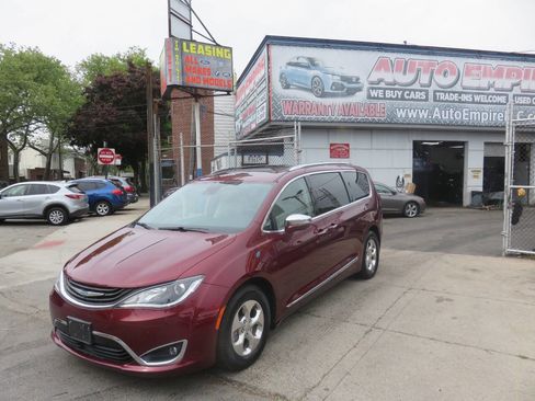 Used 2018 Chrysler Pacifica Limited w/ Advanced Safetytec Group FWD image 2