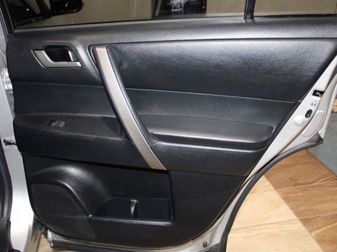 Used 2013 Toyota Highlander SE AWD/4WD image 36
