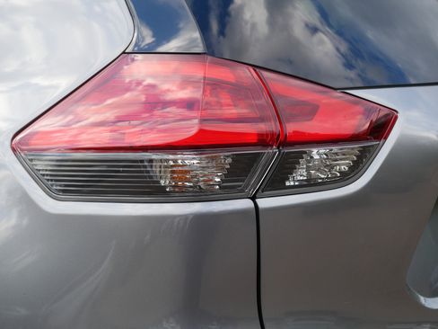 Certified 2017 Nissan Rogue SV AWD/4WD image 17