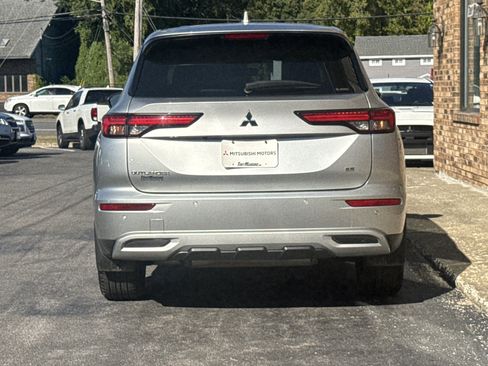 Used 2022 Mitsubishi Outlander SE image 4