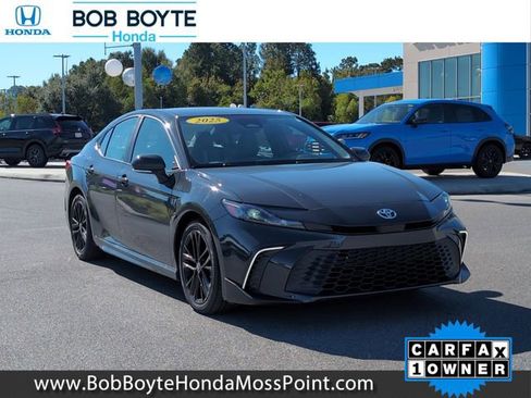 Used 2025 Toyota Camry SE image 1