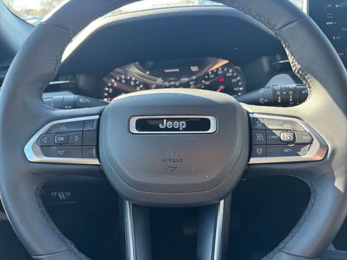 Used 2025 Jeep Compass Limited image 29