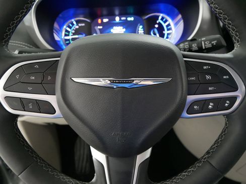 Used 2023 Chrysler Pacifica Touring-L image 25