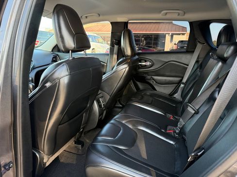 Used 2021 Jeep Cherokee Latitude Plus image 12