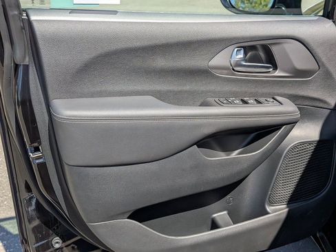 Used 2026 Chrysler Voyager LX image 10
