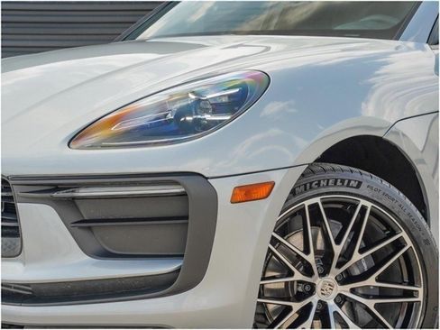 Certified 2025 Porsche Macan image 12