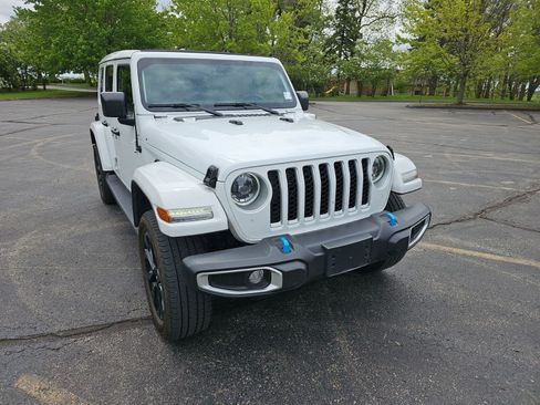 Used 2023 Jeep Wrangler Unlimited Sahara w/ Cold Weather Group AWD/4WD image 9