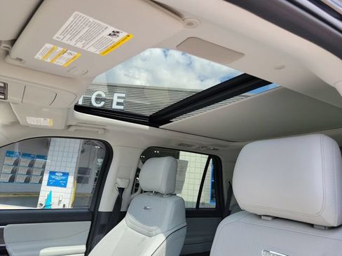 Certified 2025 Ford Expedition Platinum w/ Platinum Ultimate Package AWD/4WD image 19