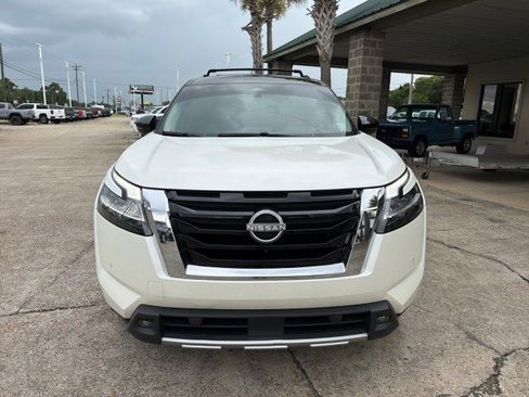 Used 2024 Nissan Pathfinder SL w/ SL Premium Package FWD image 11