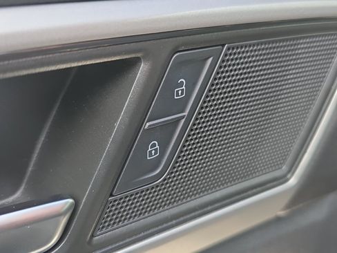 Used 2023 Volkswagen Atlas Cross Sport SE FWD image 9
