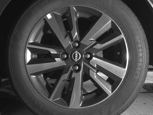 Used 2025 Nissan Versa SV image 11