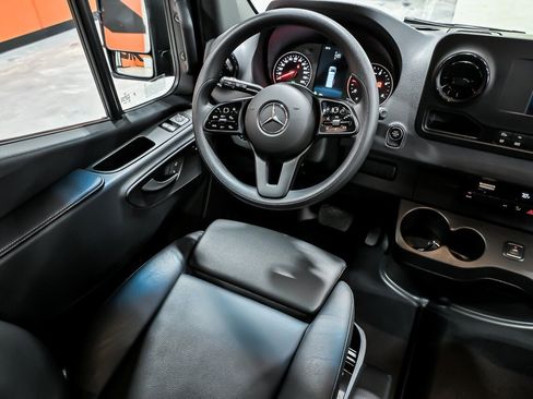 Used 2024 Mercedes-Benz Sprinter 2500 image 14