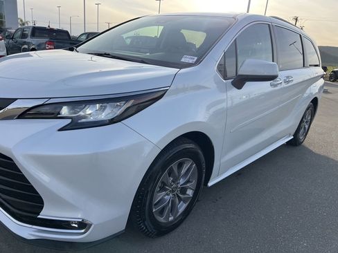 Used 2022 Toyota Sienna XLE image 11