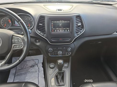 Used 2019 Jeep Cherokee Latitude Plus w/ Comfort/Convenience Group image 11