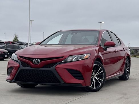 Used 2020 Toyota Camry SE image 2