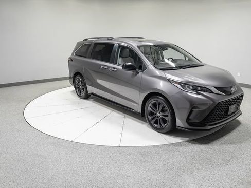 Used 2021 Toyota Sienna XSE FWD image 31