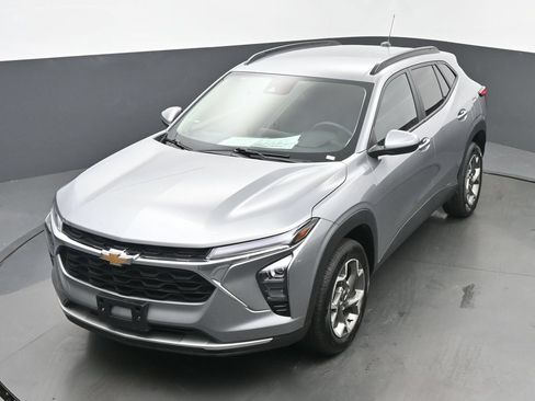 Used 2025 Chevrolet Trax LT w/ LT Convenience Package FWD image 36