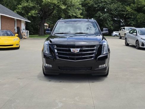 Used 2018 Cadillac Escalade Luxury AWD/4WD image 8