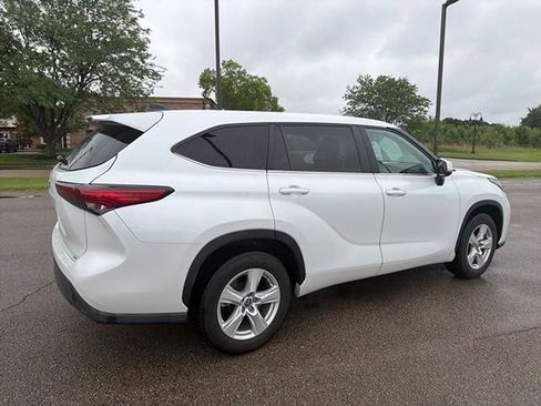 Used 2023 Toyota Highlander LE FWD image 13
