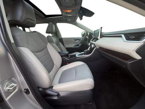 Used 2019 Toyota RAV4 Limited FWD image 26