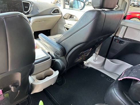 Used 2023 Chrysler Pacifica Touring-L image 4