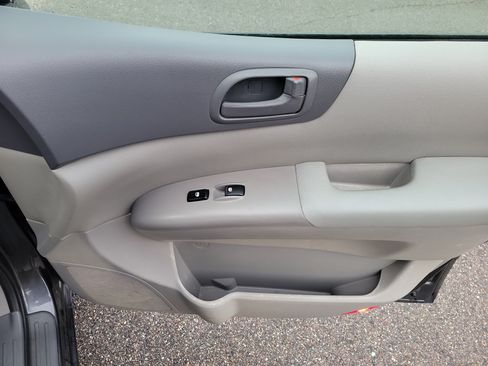 Used 2012 Kia Sedona LX FWD image 7