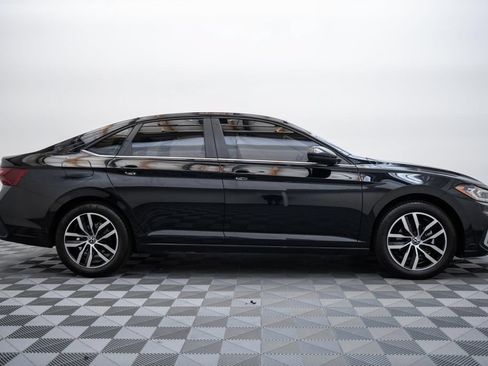 Used 2025 Volkswagen Jetta SE FWD image 4