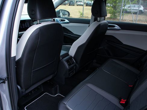 New 2026 Volkswagen Taos SE FWD image 25