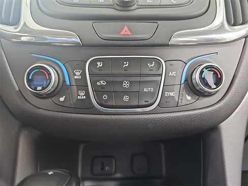 Certified 2018 Chevrolet Equinox LT image 29