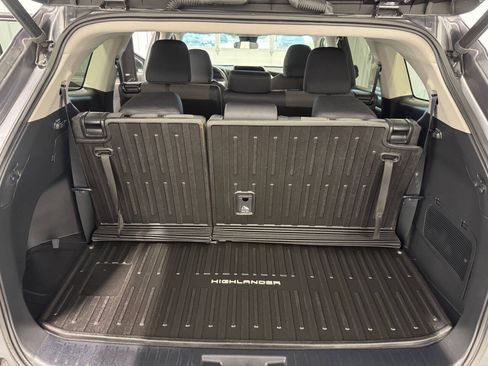 Used 2023 Toyota Highlander LE FWD image 13