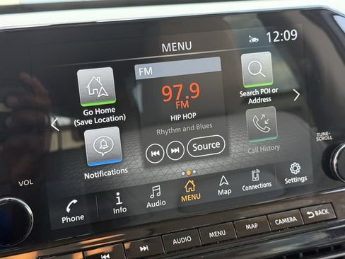 Used 2025 Nissan Pathfinder SL AWD/4WD image 18