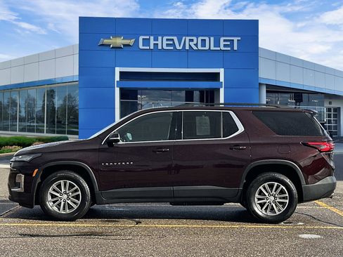 Used 2023 Chevrolet Traverse LT w/ Rear Camera Mirror Package image 2