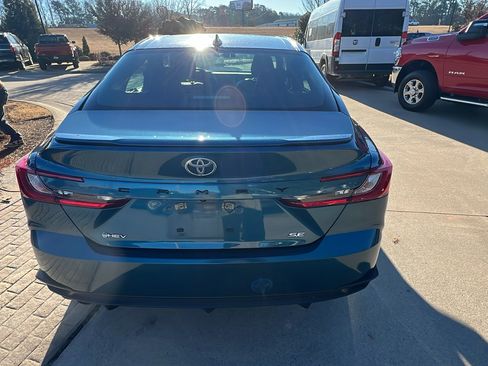 Used 2025 Toyota Camry SE image 9