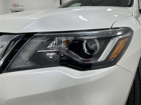 Used 2017 Nissan Pathfinder Platinum image 11