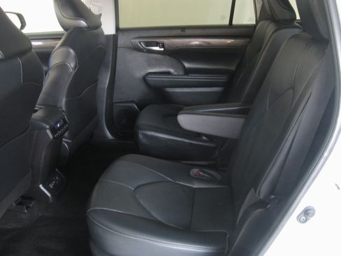 Used 2023 Toyota Highlander Limited image 9