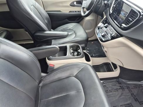 Used 2022 Chrysler Pacifica Touring-L FWD image 16