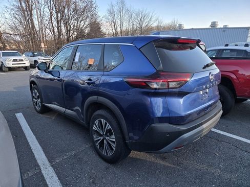 Used 2023 Nissan Rogue SV image 3