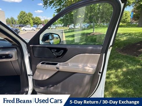 Used 2023 Lincoln Aviator AWD w/ Premium Package image 18