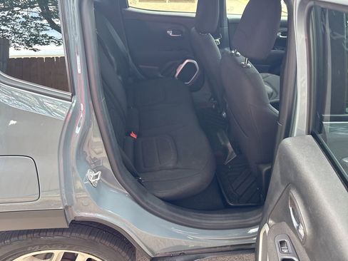 Used 2018 Jeep Renegade Latitude FWD image 11