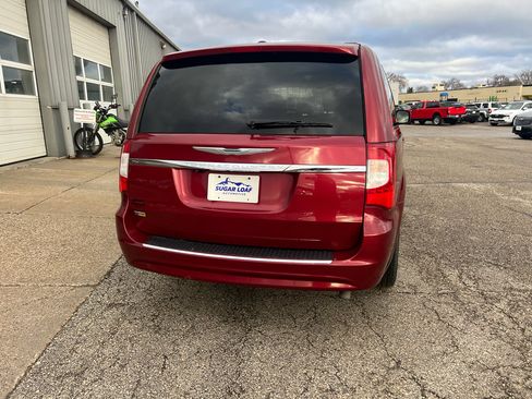 Used 2015 Chrysler Town & Country Touring image 5