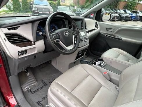 Used 2020 Toyota Sienna XLE w/ XLE Navigation Package AWD/4WD image 13